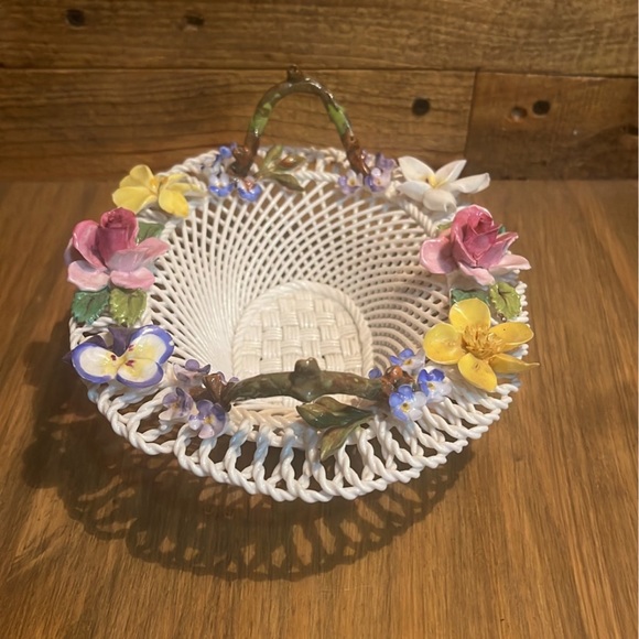 OLD VINTAGE CROWN STAFFORDSHIRE PORCELAIN WOVEN BASKET FLOWERS FLORAL 2 HANDES - Picture 3 of 7